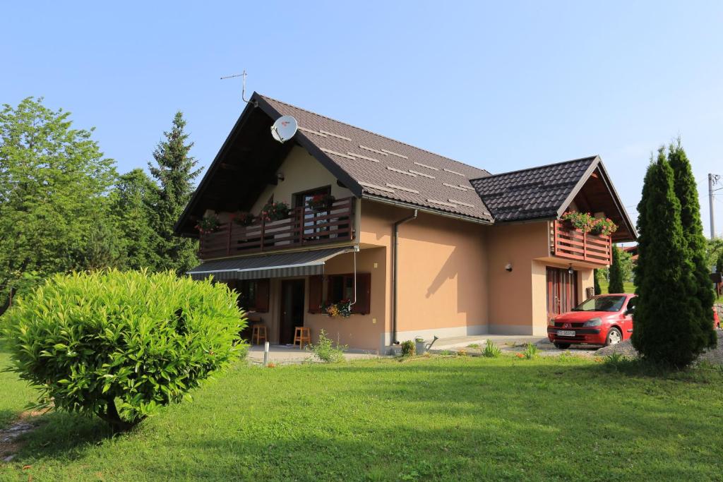 斯盧尼的住宿－Apartments for families with children Donje Taboriste, Plitvice - 17500，院子里有车的房子