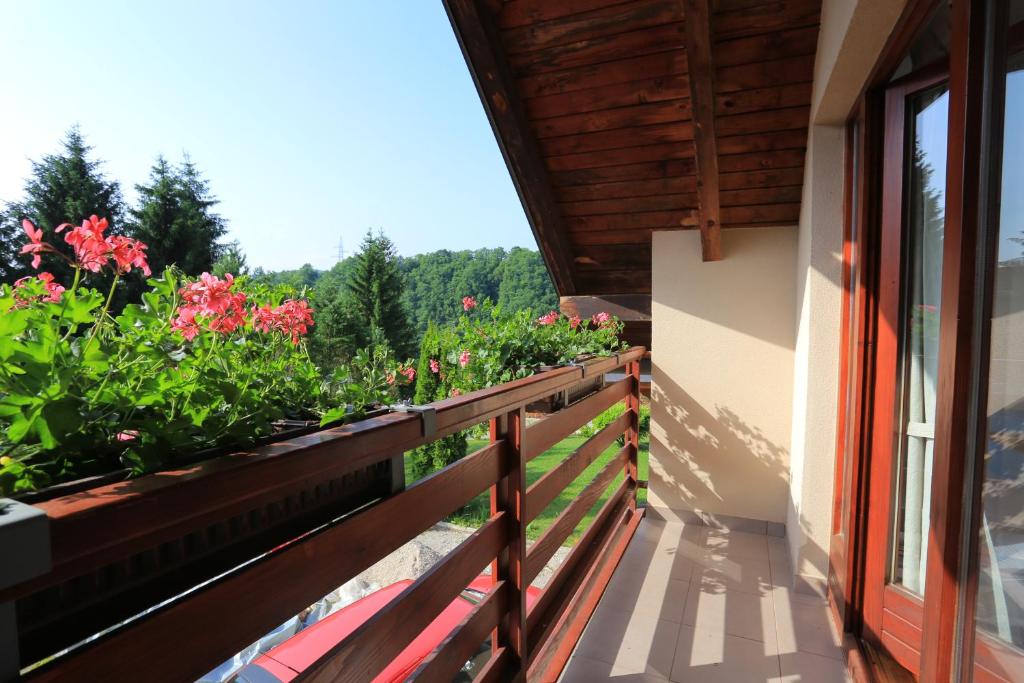Fotografie z fotogalerie ubytování Apartments for families with children Donje Taboriste, Plitvice - 17500 v destinaci Slunj