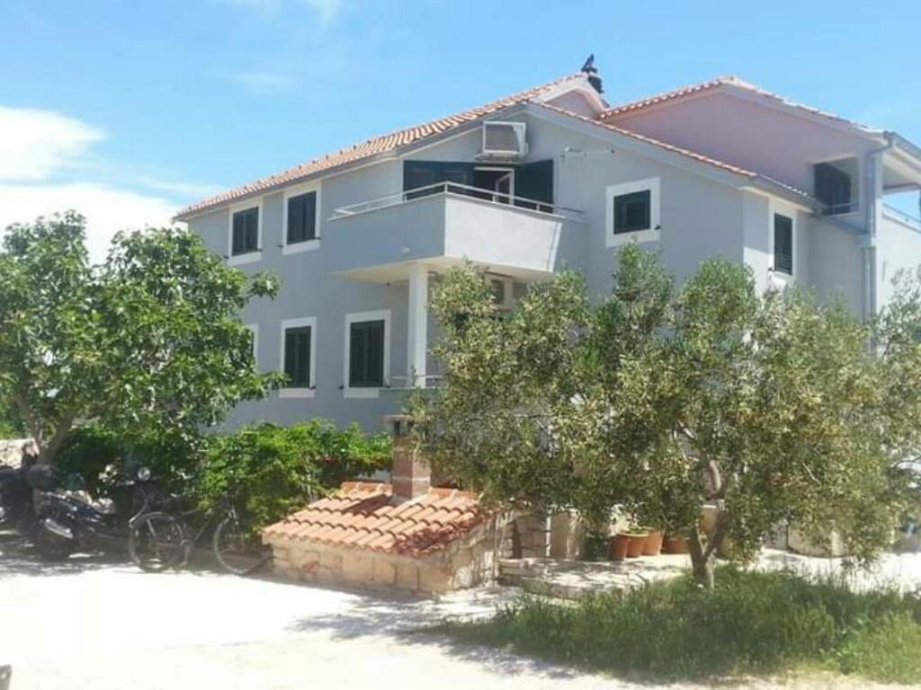 Galeriebild der Unterkunft Apartments by the sea Betina, Murter - 17460 in Betina