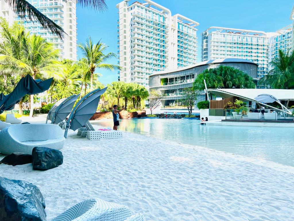 un complejo con piscina y algunos edificios en Azure Pool View w/ Netflix & Wifi Boracay Tower, en Manila
