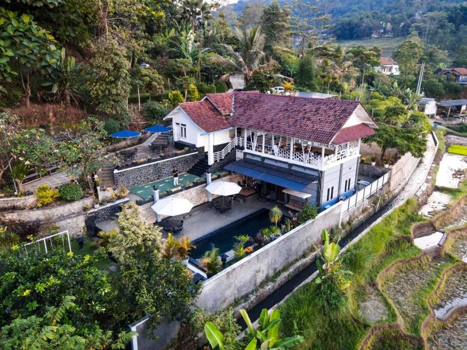 Villa Alaska Ciaro Nagreg, Pool, BBQ & Camping