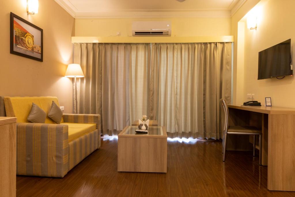 TV a/nebo společenská místnost v ubytování Starlit Suites Tirupati