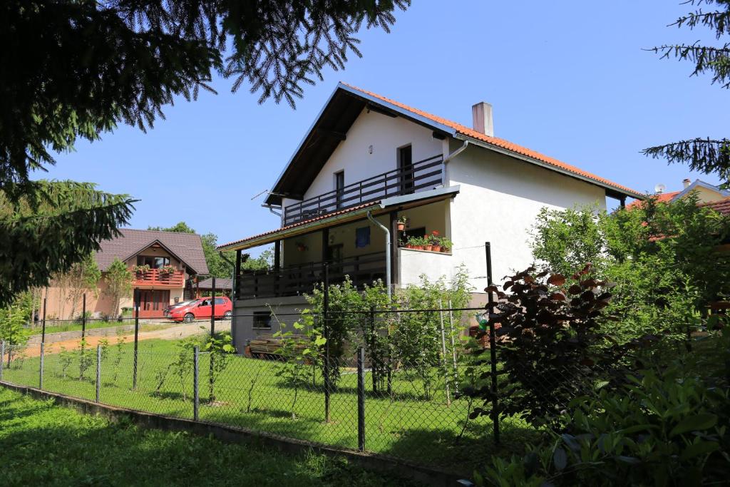 ein Haus mit einem Zaun davor in der Unterkunft Apartments with a parking space Donje Taboriste, Plitvice - 17527 in Slunj