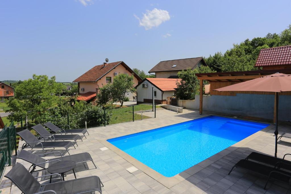 Bazén v ubytování Apartments and rooms with a swimming pool Grabovac, Plitvice - 17531 nebo v jeho okolí
