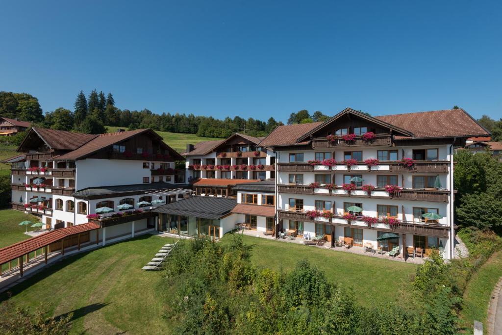 Vista arial de um hotel numa colina com árvores em Hartungs Hoteldorf em Füssen