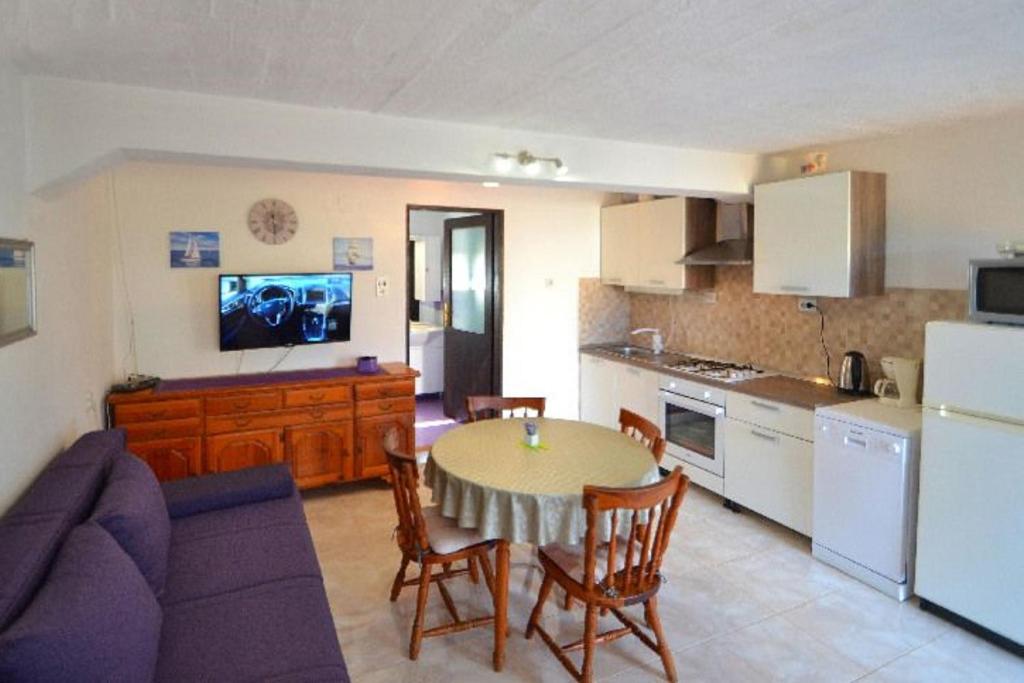 Kuchyňa alebo kuchynka v ubytovaní Seaside holiday house Mali Iz (Iz) - 17536