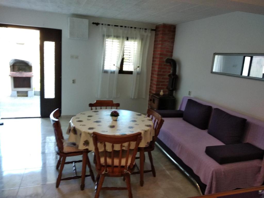 Posedenie v ubytovaní Seaside holiday house Mali Iz (Iz) - 17536