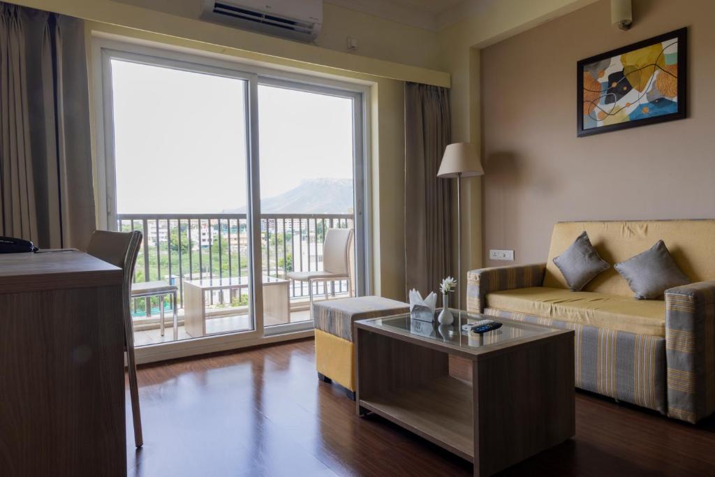 Postel nebo postele na pokoji v ubytování Starlit Suites Tirupati