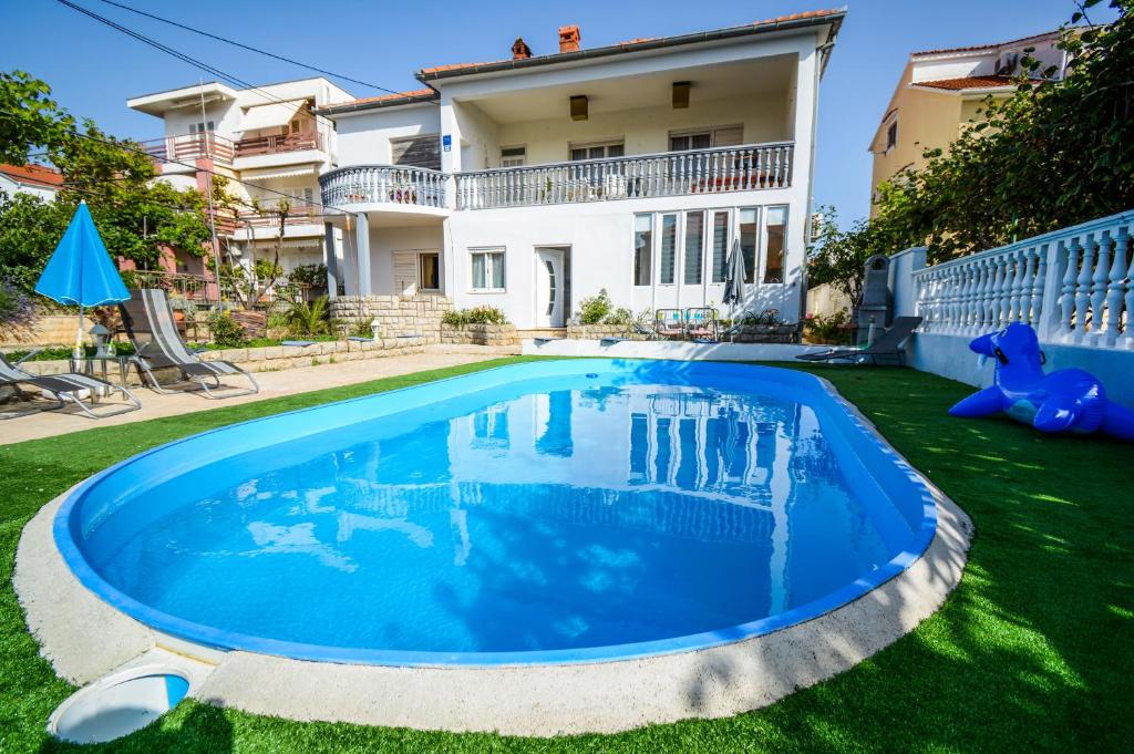 basen w ogrodzie domu w obiekcie Family friendly apartments with a swimming pool Zadar - 17553 w mieście Zadar