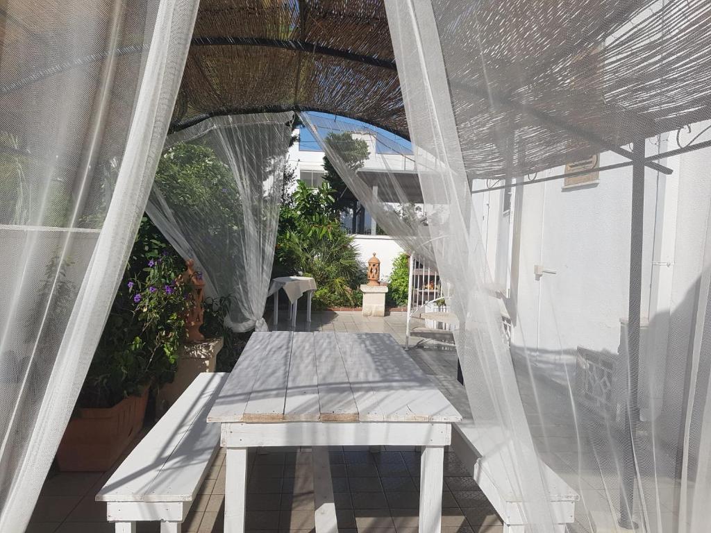 サン・ピエトロ・イン・ベヴァーニャにあるVilla San Micheleの屋外パティオ(テーブル、透明な天蓋付)