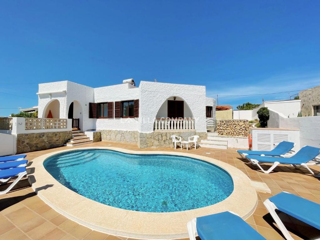 カラン・ポルテルにあるVilla FLEURのヴィラ(家の前にスイミングプール付)