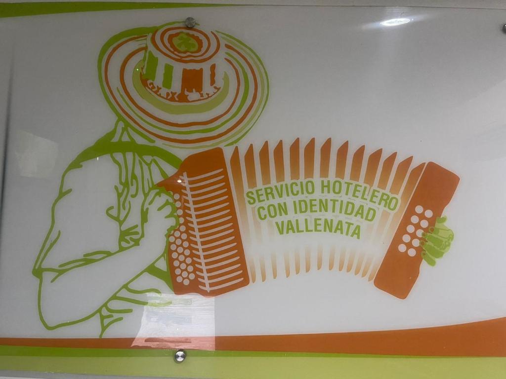 um sinal para um hotel com um pente e um sinal para em Hotel La Leyenda Vallenata em Valledupar