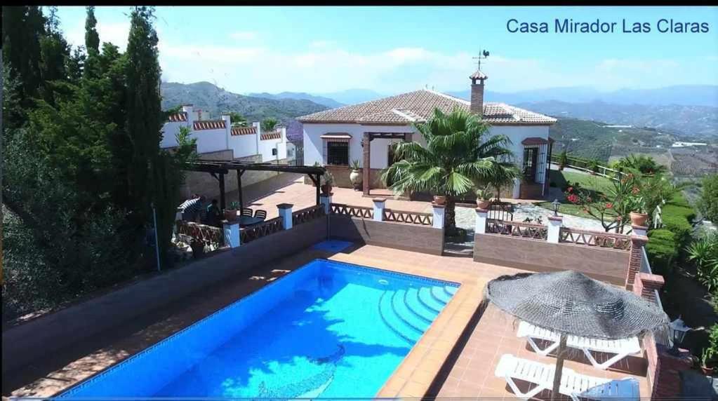 IznateにあるCasa Mirador Las claras Con Piscina privada jardin y AireAcodicionadoのスイミングプール付きのヴィラ、家