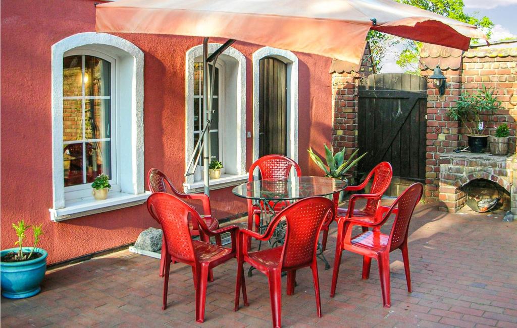Patio alebo iná vonkajšia časť ubytovania Lovely Home In Nowe Warpno