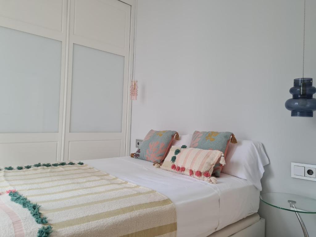 A bed or beds in a room at Dos Torres Arte en Balcones - Calle Alfonso I