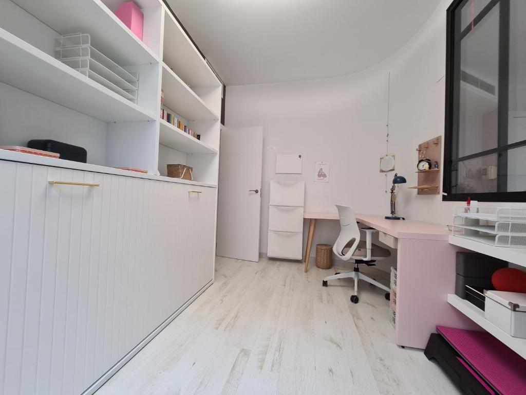 A kitchen or kitchenette at Dos Torres Arte en Balcones - Calle Alfonso I