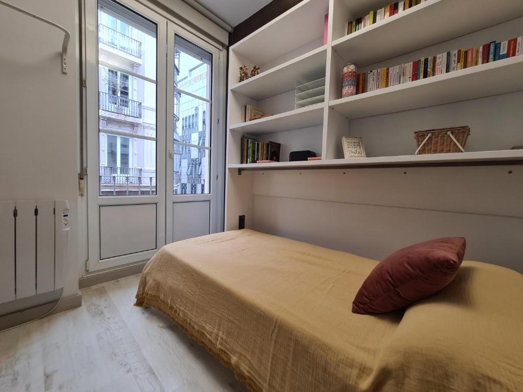 A bed or beds in a room at Dos Torres Arte en Balcones - Calle Alfonso I