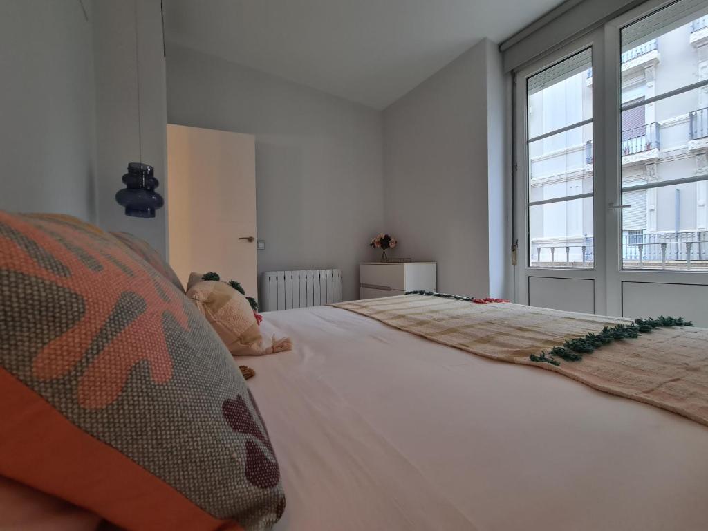 A bed or beds in a room at Dos Torres Arte en Balcones - Calle Alfonso I