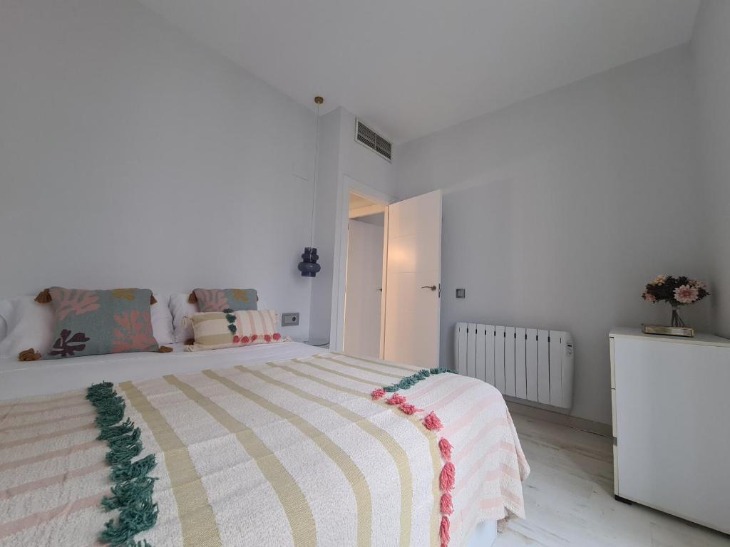 A bed or beds in a room at Dos Torres Arte en Balcones - Calle Alfonso I