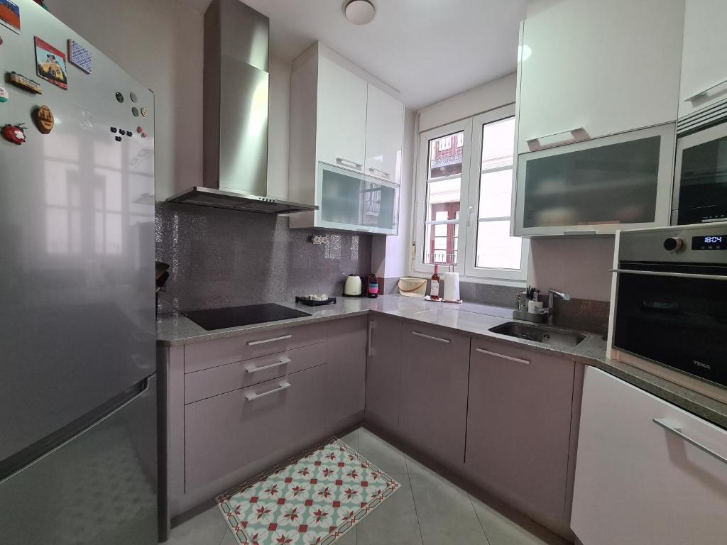 A kitchen or kitchenette at Dos Torres Arte en Balcones - Calle Alfonso I