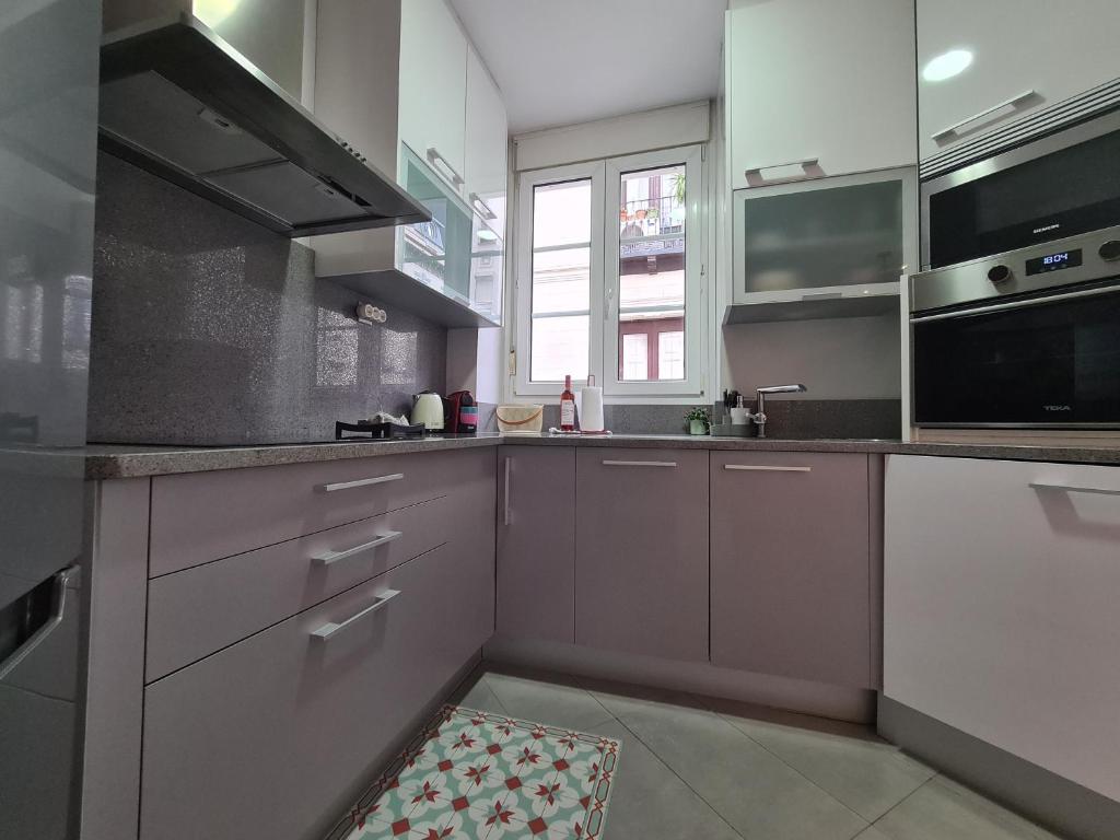 A kitchen or kitchenette at Dos Torres Arte en Balcones - Calle Alfonso I