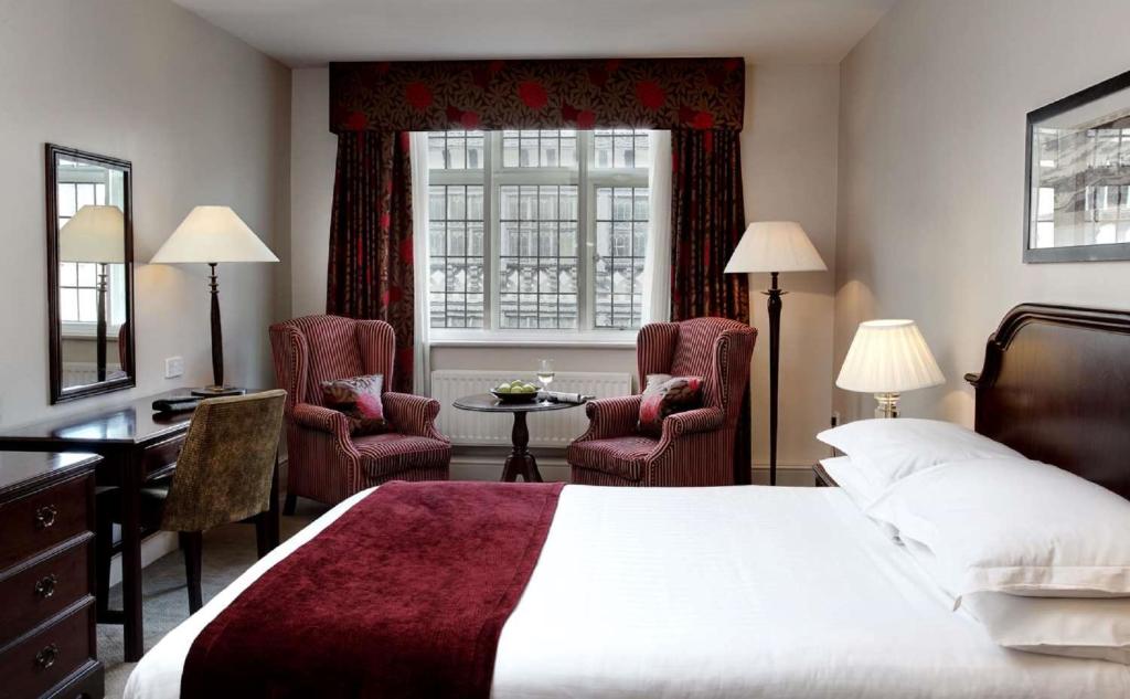Postel nebo postele na pokoji v ubytování Macdonald New Blossoms Hotel Chester