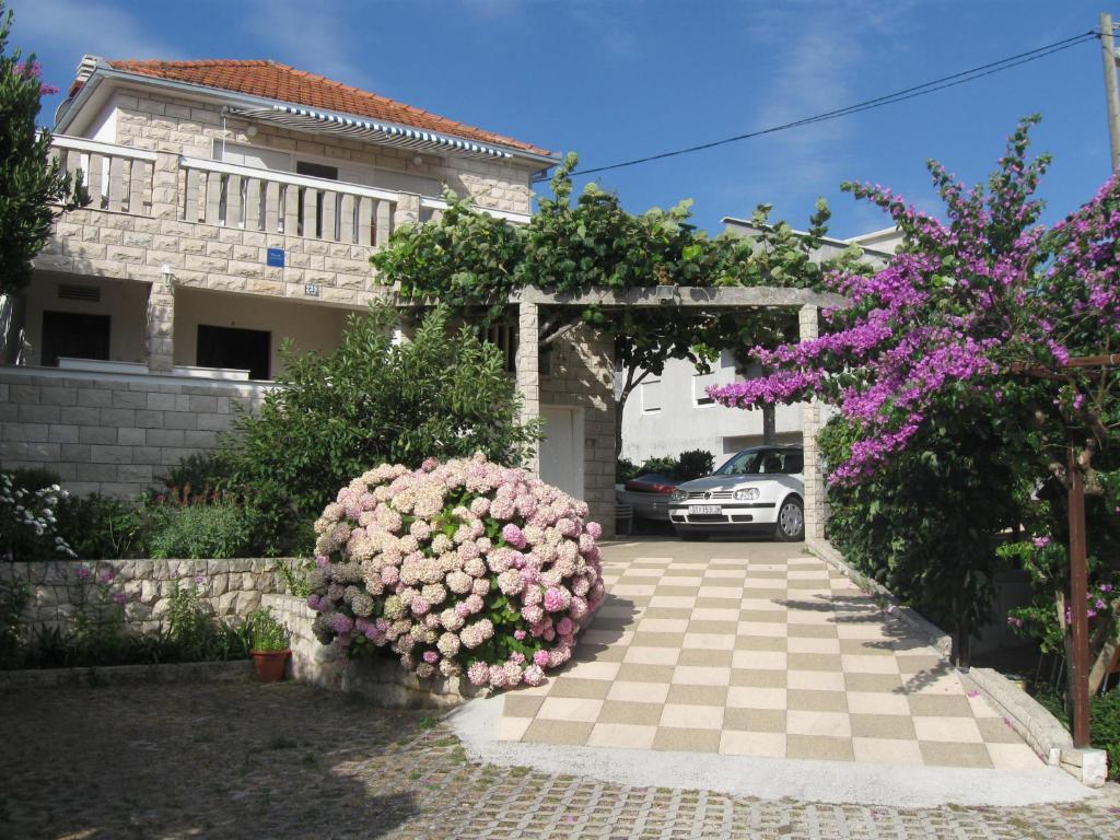 Vonkajšia záhrada v ubytovaní Apartments by the sea Slatine, Ciovo - 17456