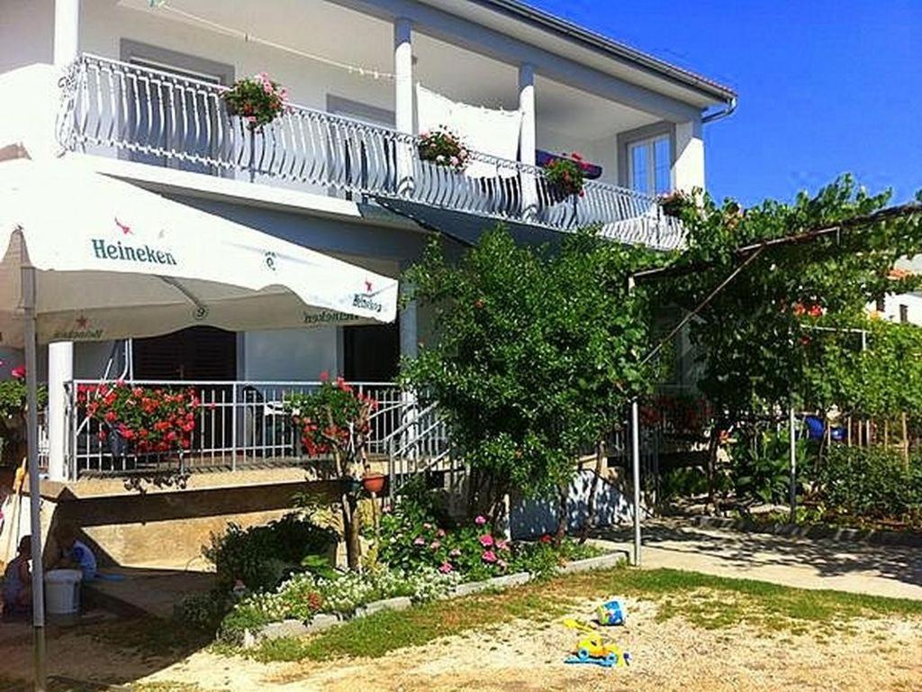 Vonkajšia záhrada v ubytovaní Apartments by the sea Sukosan, Zadar - 17203