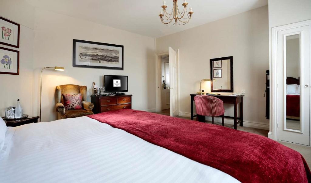 Postel nebo postele na pokoji v ubytování Macdonald New Blossoms Hotel Chester