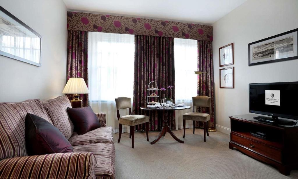 Posezení v ubytování Macdonald New Blossoms Hotel Chester