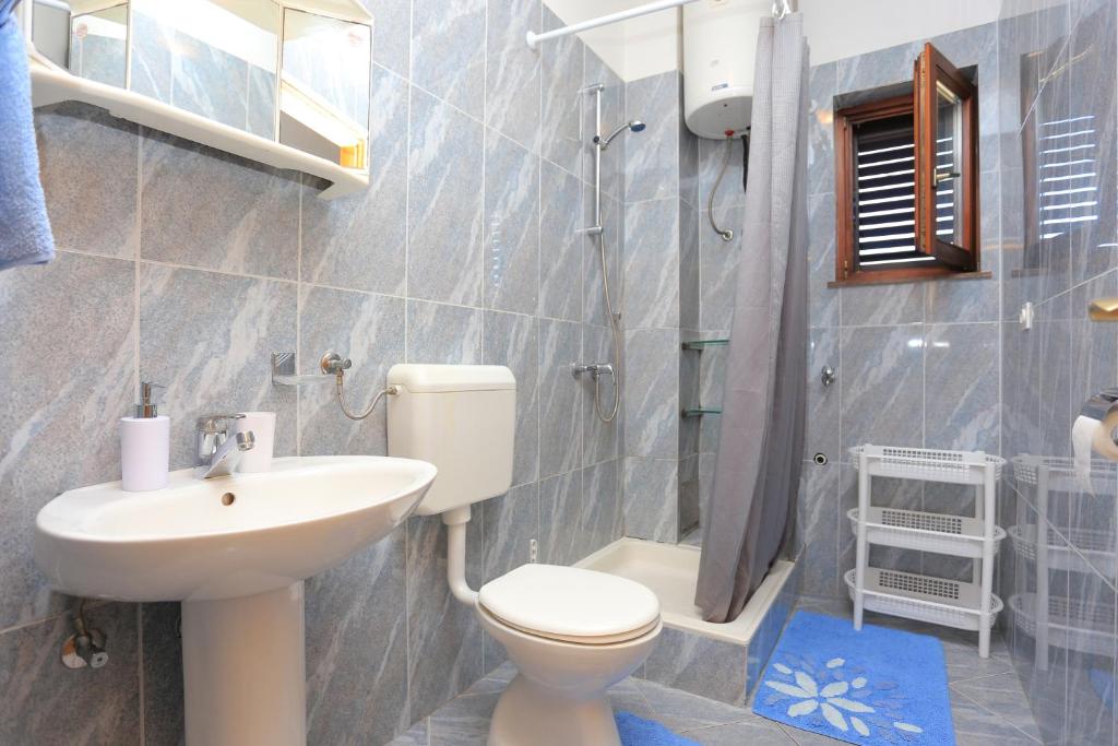Kúpeľňa v ubytovaní Apartments by the sea Cove Ostricka luka, Rogoznica - 17086