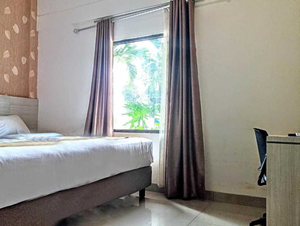 - une chambre avec un lit et une fenêtre dans l'établissement Yunna Express, à Geruntang