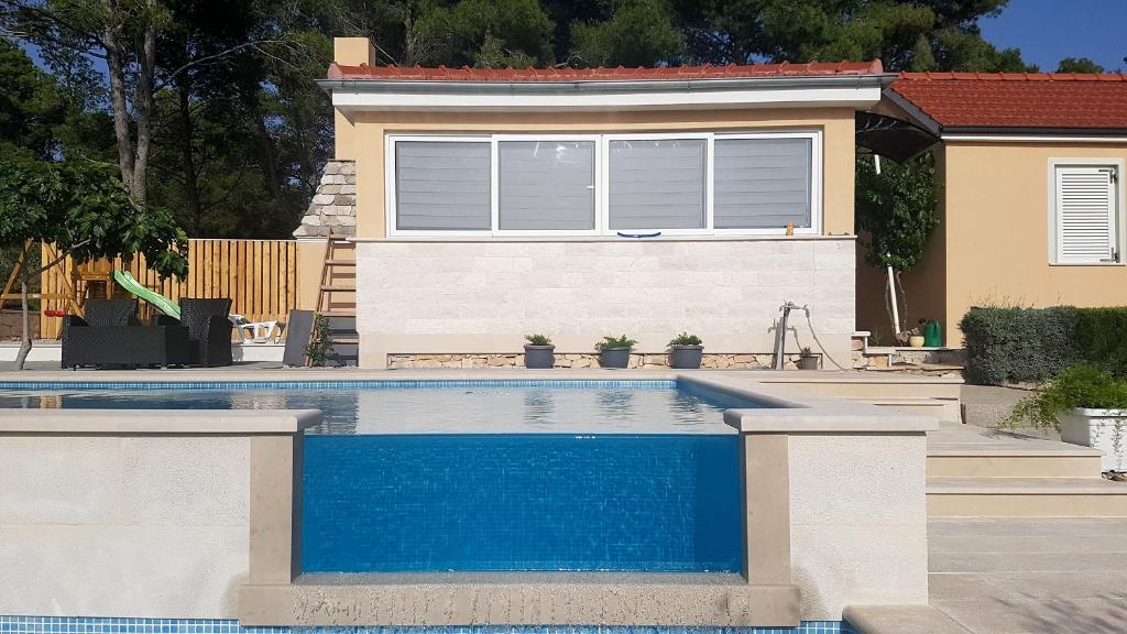 dom z basenem przed domem w obiekcie Seaside family friendly house with a swimming pool Cove Smokvina, Brac - 18003 w mieście Milna