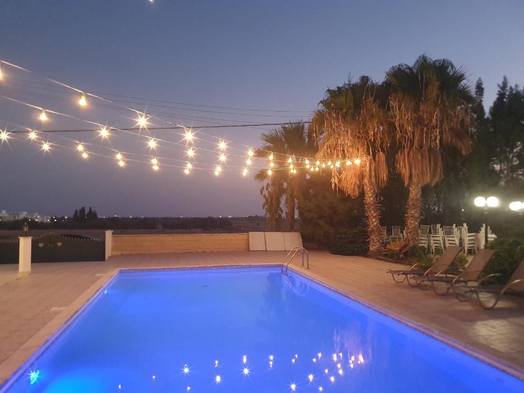 Bazén v ubytování Larnaca Mansion Ideal for 3 Families or more nebo v jeho okolí