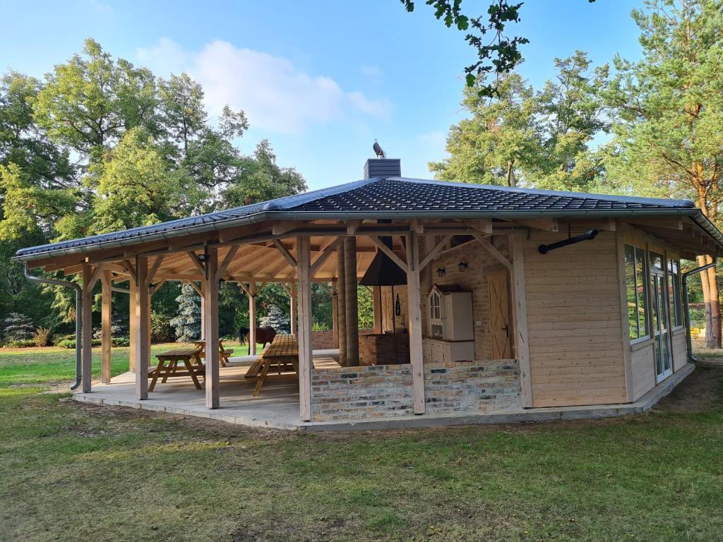 un gazebo con tetto sull'erba di Domek Leśny bungalow a Rudawica