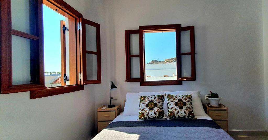 Postel nebo postele na pokoji v ubytování The Olive Tree Villa Lindos