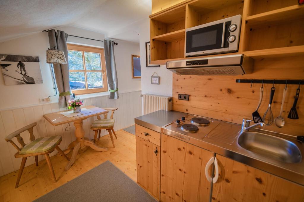 Kuchyň nebo kuchyňský kout v ubytování Gästehaus Leirerhäusl