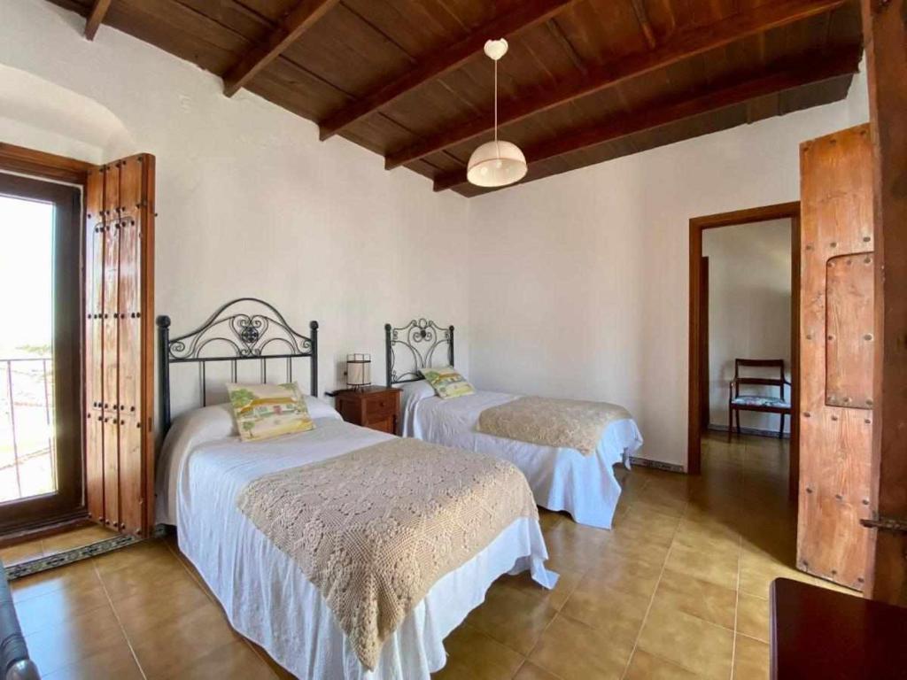 sypialnia z 2 łóżkami w pokoju w obiekcie La Casona de la Sierra w mieście Higuera de la Sierra
