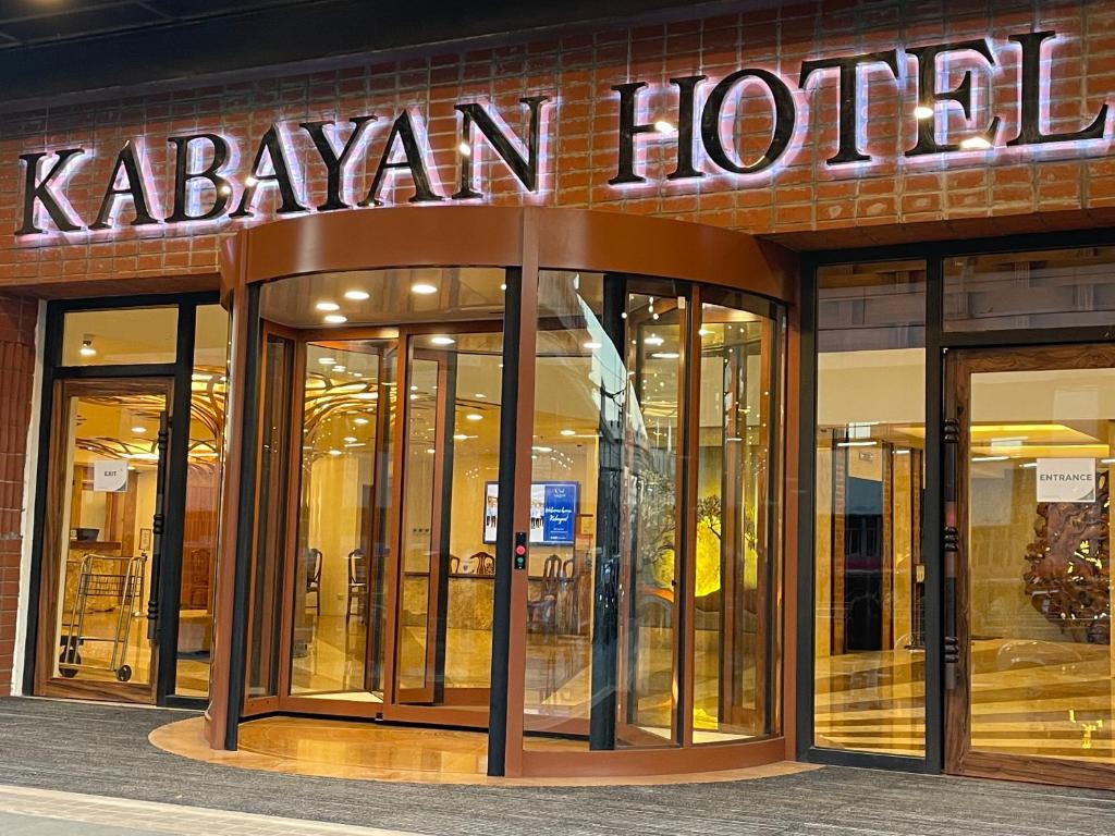 Kabayan Hotel Pasayに飾ってある許可証、賞状、看板またはその他の書類