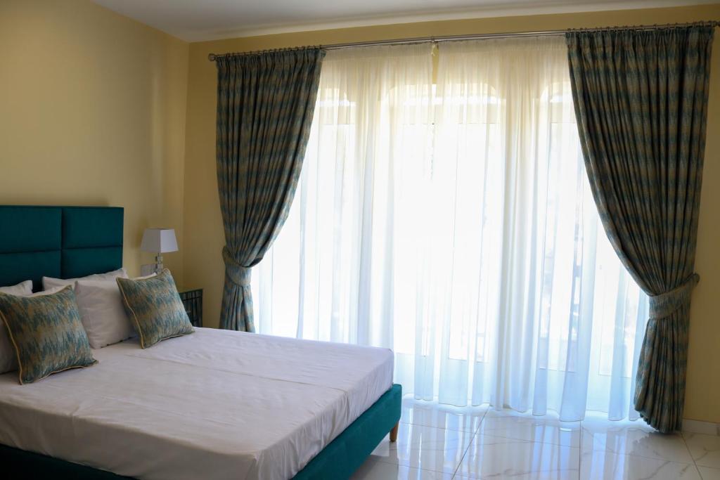 100 Boutique Living - Deluxe Double Room с балконом