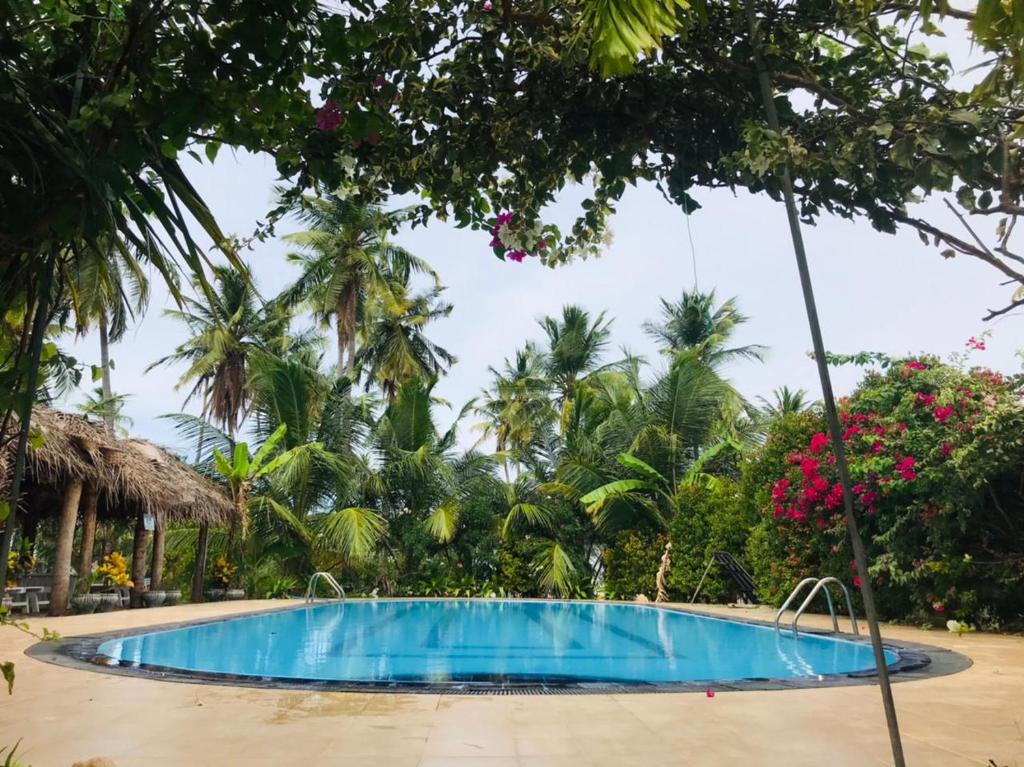 uma piscina no resort em ITALIAN GUEST em Trincomalee