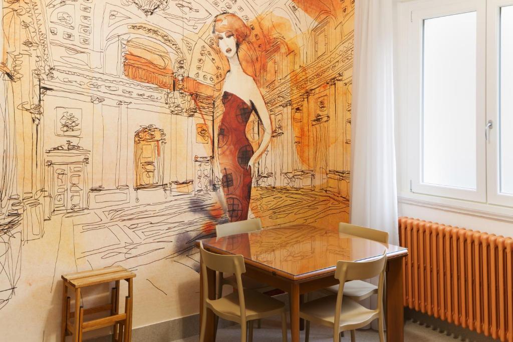 un comedor con un mural de una mujer en Smart 1-bed with modern amenities, en Milán