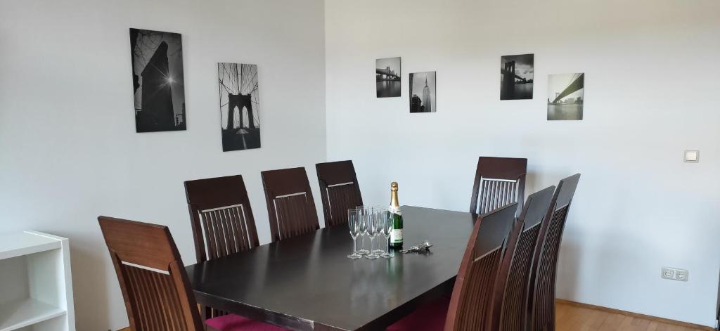 une salle à manger avec une table et des chaises noires dans l'établissement CozyNite Premium Apartment Ottakring, à Vienne