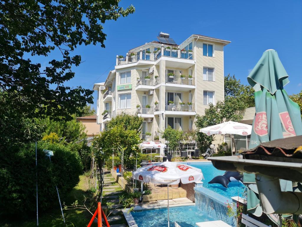 um grande edifício com uma piscina em frente a um edifício em Hotel Rai em Obrochishte