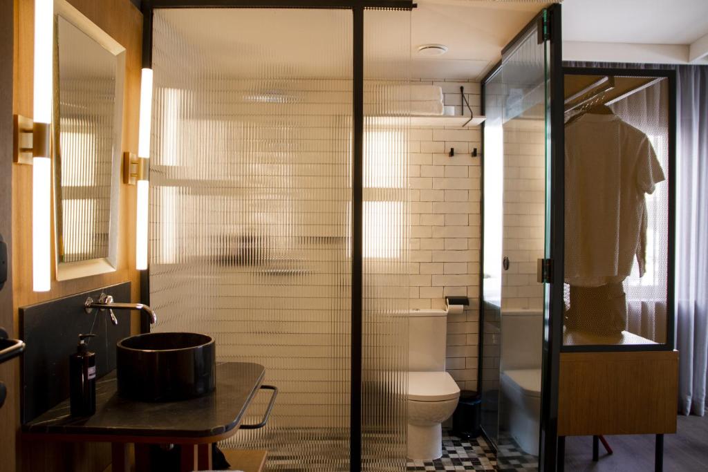 A bathroom at Letoh Letoh Gran Vía