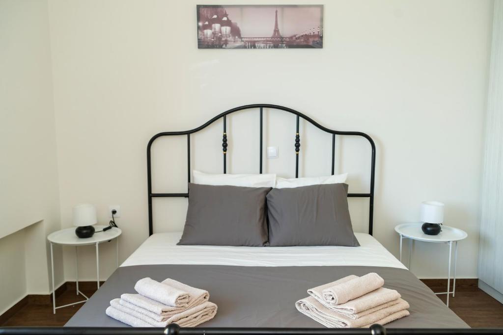 sypialnia z łóżkiem z ręcznikami w obiekcie Blue Dreams - Spectacular Sea View Apartment in Athens w Atenach