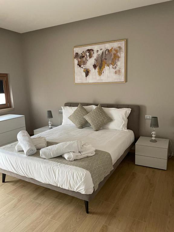 A bed or beds in a room at Notti O' Tunn Luxury Rooms in centro