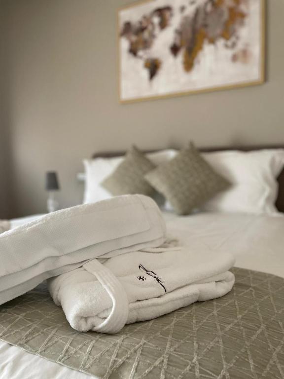 A bed or beds in a room at Notti O' Tunn Luxury Rooms in centro