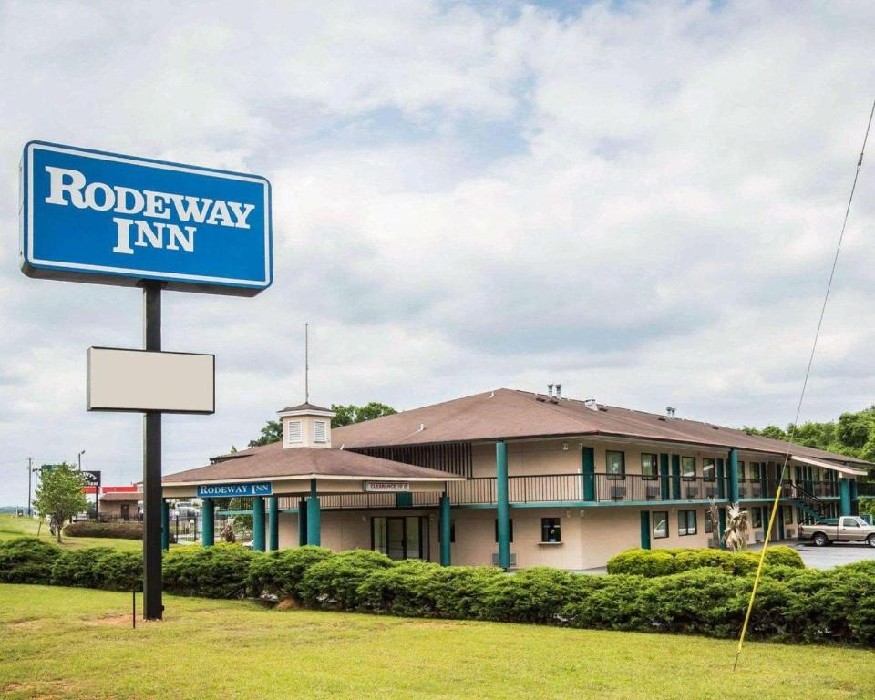 une signalisation bleue devant un bâtiment dans l'établissement Rodeway Inn, à Phenix City