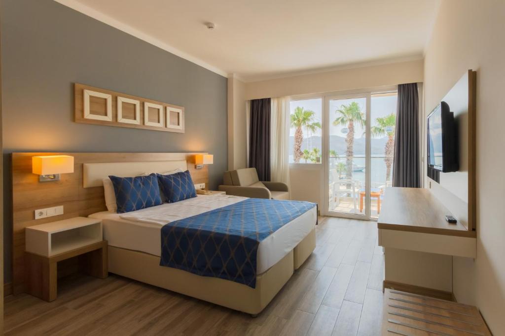 Postel nebo postele na pokoji v ubytování Fortezza Beach Resort
